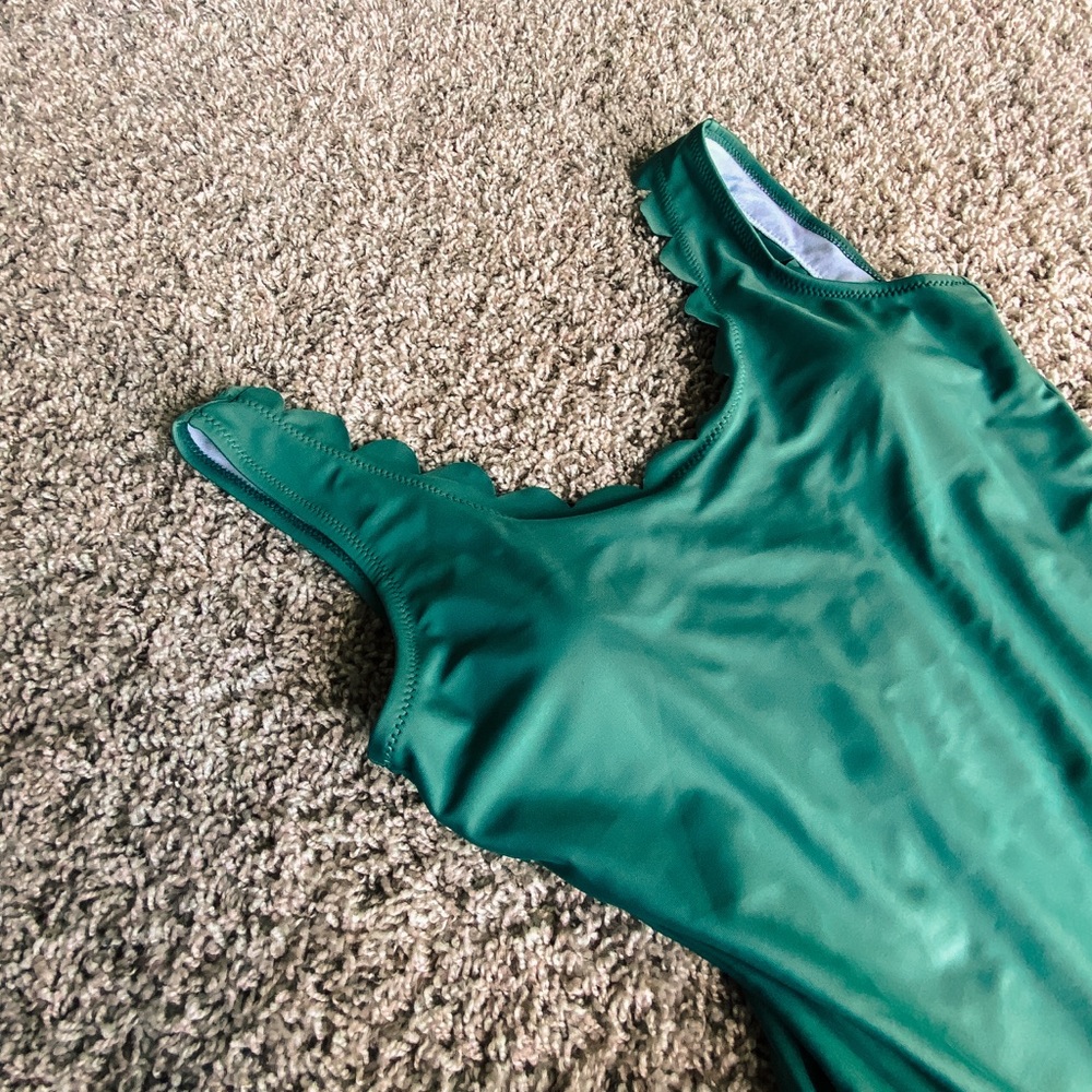 Boutique scalloped swimsuit. size Medium. Green.